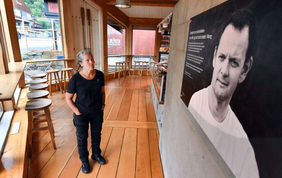 Til minne: – Det er et fint bilde med en fin tekst, men det kan fortsatt være vanskelig og sårt å gå forbi og se opp på Morten, sier Jeanette.