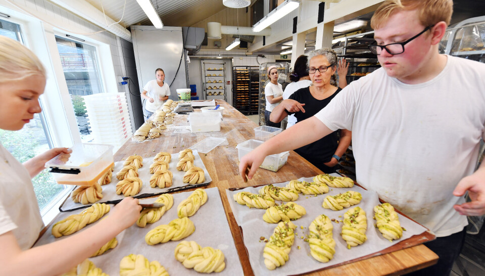 Hektisk: Denne sommeren har Jeanette Schakenda vært aktivt med i driften for første gang. Her sammen med sommervikarene Tordis Myren (t.v) Markus André Selnæs (t.h.). Markus fortsetter som bakerlærling fra høsten av. Foto: Asmund Hanslien