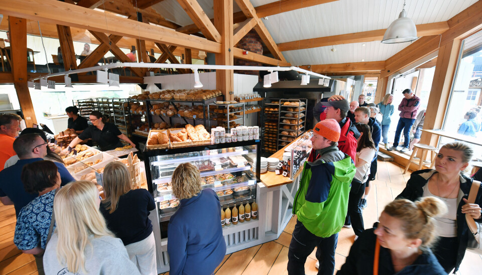 Daglig kø: Om sommeren er det en alltid en kø av mennesker som venter på å komme inn når bakeriet åpner klokken ni.