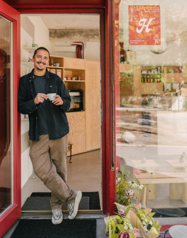 Konditor Diego Gil Hernandéz satser på brent baskisk ostekake og kaffe i sin lille kafé på Ila i Oslo.