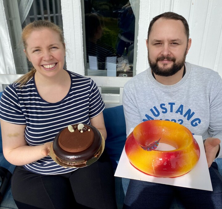Ida Dahl fra Bakermester Klausen og Piotr Rogala fra Fjær Konfekt kom på henholdsvis første og tredje plass i kategorien kake i Pals Callebaut Challenge 2024.