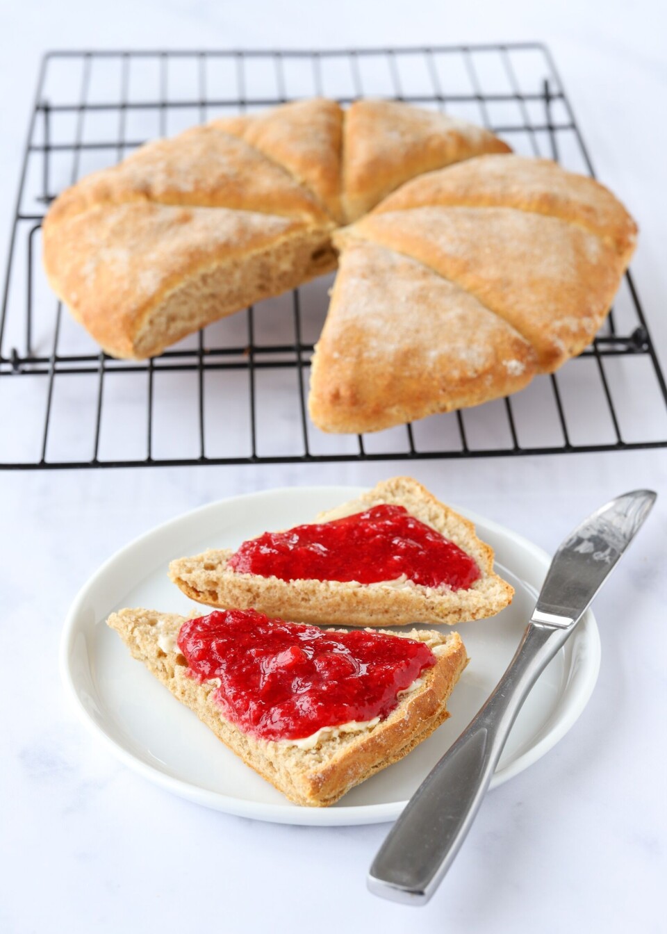 Grove scones er et av flere sunnere alternativer i Min første bakebok.