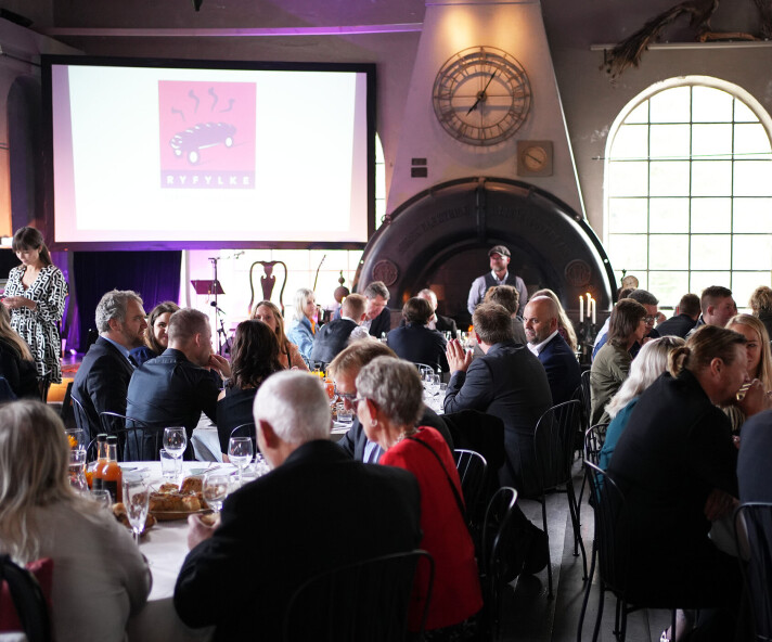Kraftstasjonen på Jørpeland var fylt med 110 feststemte gjester lørdag kveld for å feire Ryfylke Bakeri & Konditori sitt 30 års jubileum.