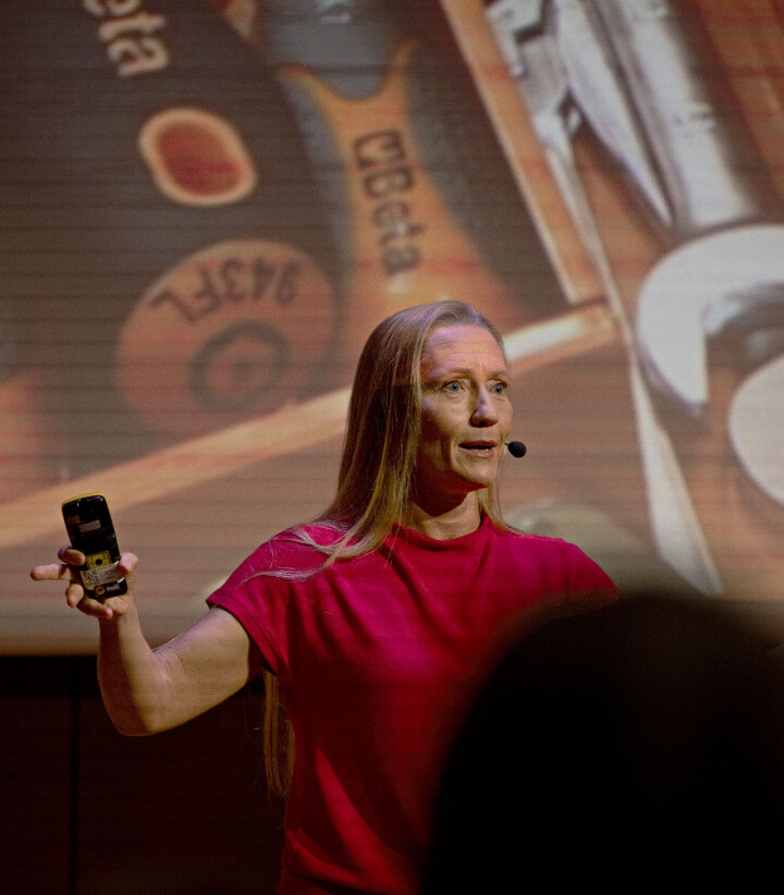 Elin Hauge, futurist og ekspert på KI (kunstig intelligens) ga forsamlingen et kjapt kurs i fagfeltet.