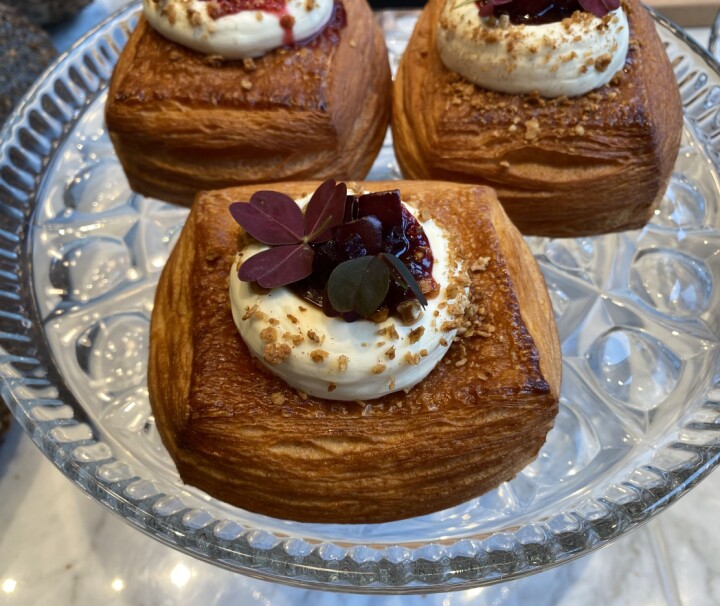 Wienerbakst med sesongbaserte råvarer er en viktig del av tilbudet i bakeridisken hos Lutlaget.