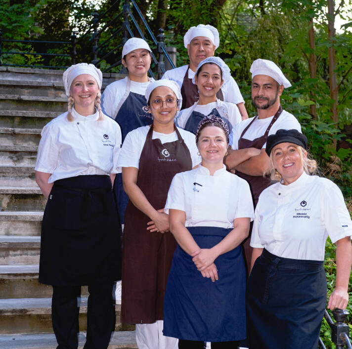 Glade ansatte i Åpent Bakeri gleder seg over nominasjonen til til Årets storkjøkken.