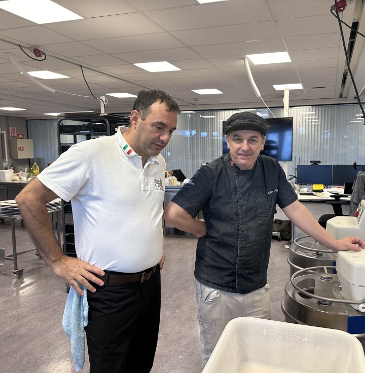 – Nordmenn er veldig glad i italiensk mat, og derfor ønsket vi å få med en italiensk baker i klubben, forteller Julien L'hermite (t.v.). Ettore Lo Monaco (t.h.) kommer opprinnelig fra Sicilia. Til daglig driver han firmaet Italiensk Bakeri AS, og nå er han også medlem av Ambassadeurs du pain Norway.