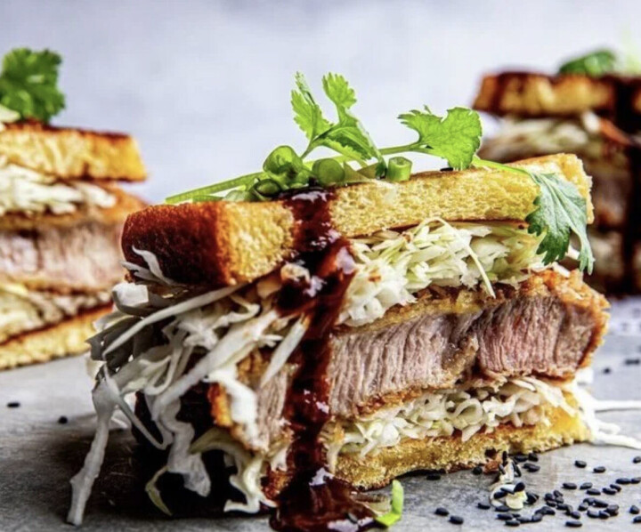 Japan har mye mer enn sushi å by på. De har for eksempel tonkatsu sando – en sandwich med panert svinenakke, finstrimlet kål og tonkatsusaus.