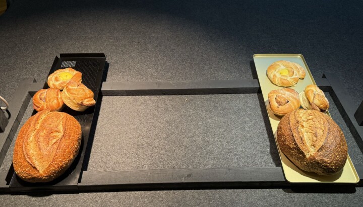 Ser du forskjellen? Til venstre er bakervarene lyst opp med en spot beregnet for brød og bakervarer. Det gir produktene fargene glød, gyllen farge og får dem til å se ferske ut. Produktene til høyre er lyst opp med en standard butikkspot som gir dem en gråere, blassere og blekere farge.