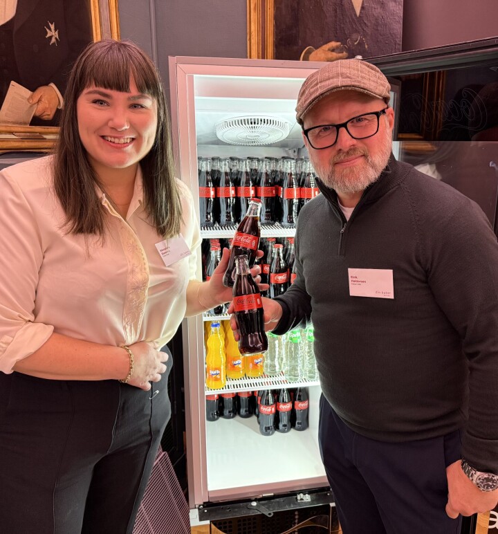 Trendy igjen: Alexandra Stølsnes og Eirik Haldorsen fra Coca-Cola slo et slag for de ikoniske glassflaskene. – For bakerier er det blitt populært å ha et kjøleskap med glassflasker. Kundene synes at det smaker bedre, og det er litt nostalgisk. Det har også blitt populært å ha glassflasker i en champagnekjøler på disken, fortalte de.