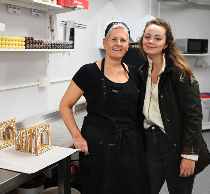 Aanerud Bakeri skal lage elleve Snøhetta-tegnede pepperkakehus for Flyktninghjelpen. Femte generasjons eier og driver av bakeriet, Hanna Halvorsen Bergan, synes det er moro å kunne si ja til slike spesialoppdrag, og konditor Hege Hermansen Grøndalen (t.v.) trives med den møysommelige jobben.