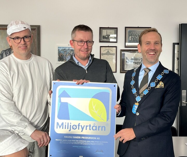 Haugesund-ordfører Nils Konrad Bua overrakte denne uka Miljøfyrtårn-plaketten til Haugli Bakeri.
