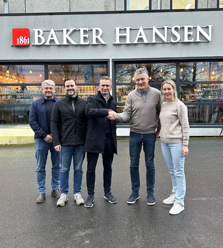 SIGNERTE KONTRAKT: Ole Martin Haug prosjektutviklingssjef Aas & Nordal, Arne Georg Dokken prosjektleder Baker Hansen, Robert Norbeck daglig leder Aas & Nordal, Knut Hals daglig leder Baker Hansen, Cathrine Hals Alsaker Økonomisjef Baker Hansen.