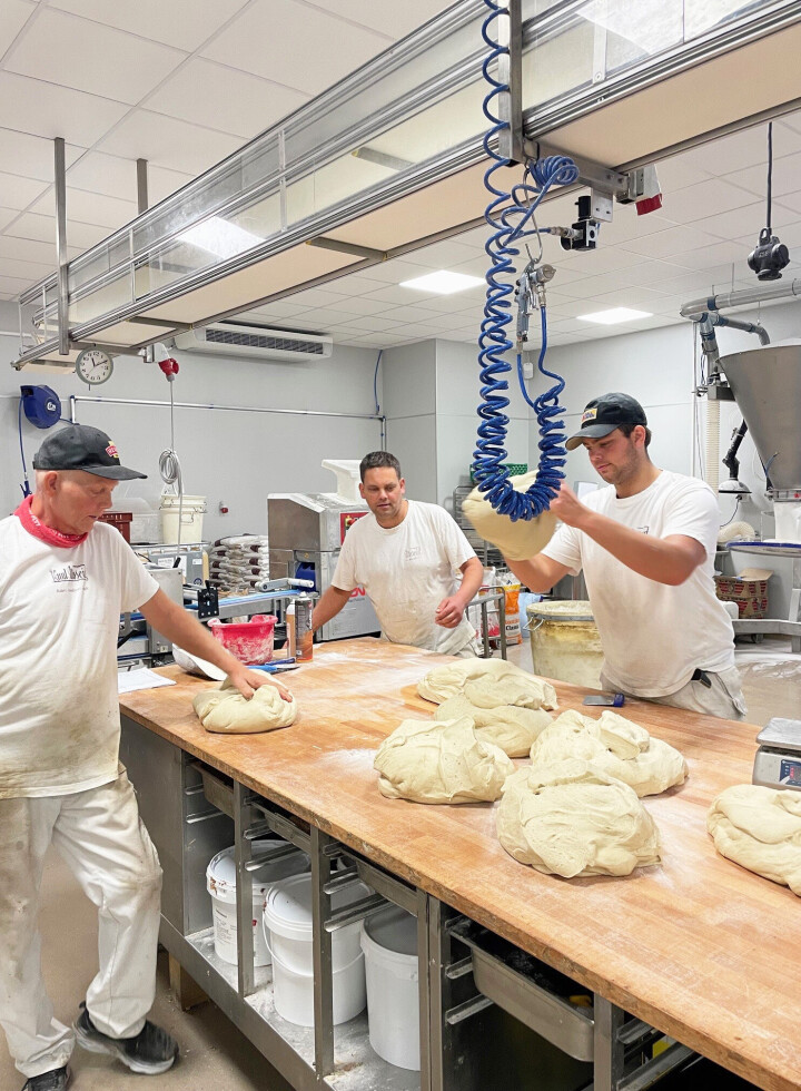 Hverdagen i det nye bakeriet har blitt en helt annet med god plass og topp moderne utstyr.