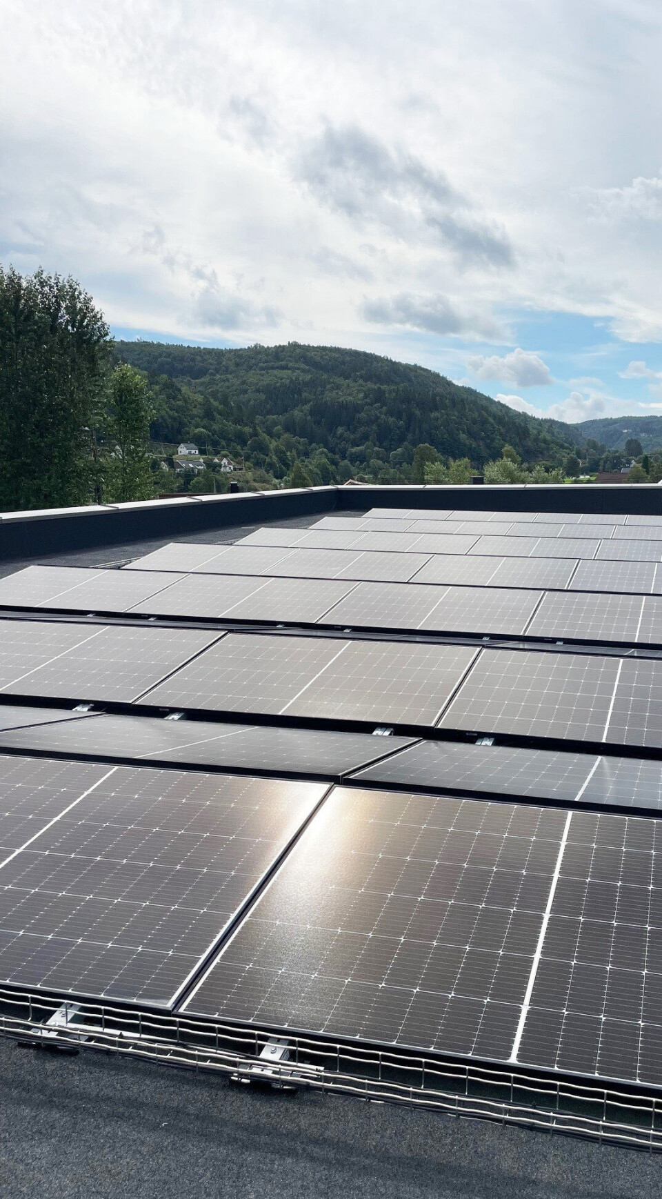 På taket på det nye bakeriet er det solceller.