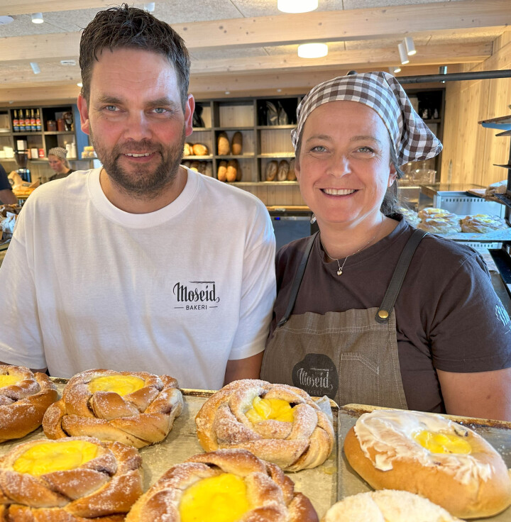 Knut Arne Moseid og Hedli Moseid gleder seg over den gode responsen fra kundene og angrer ikke et sekund på at de forlot stålkassen til fordel for et bakeri med sjel der de har skapet et eget tun på Mosby.