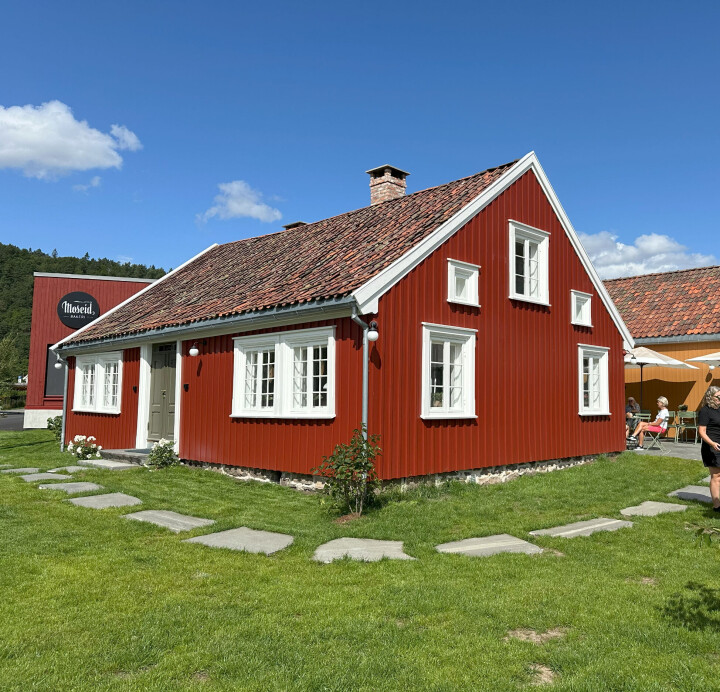 De gamle bygningene ble restaurert etter antikvariske prinsipper.