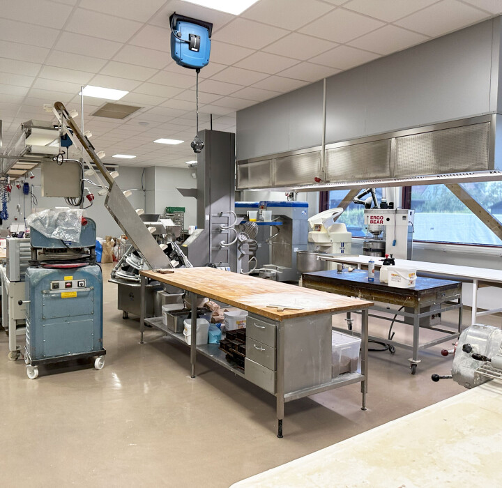 Det er romslig i det nye bakeriet.