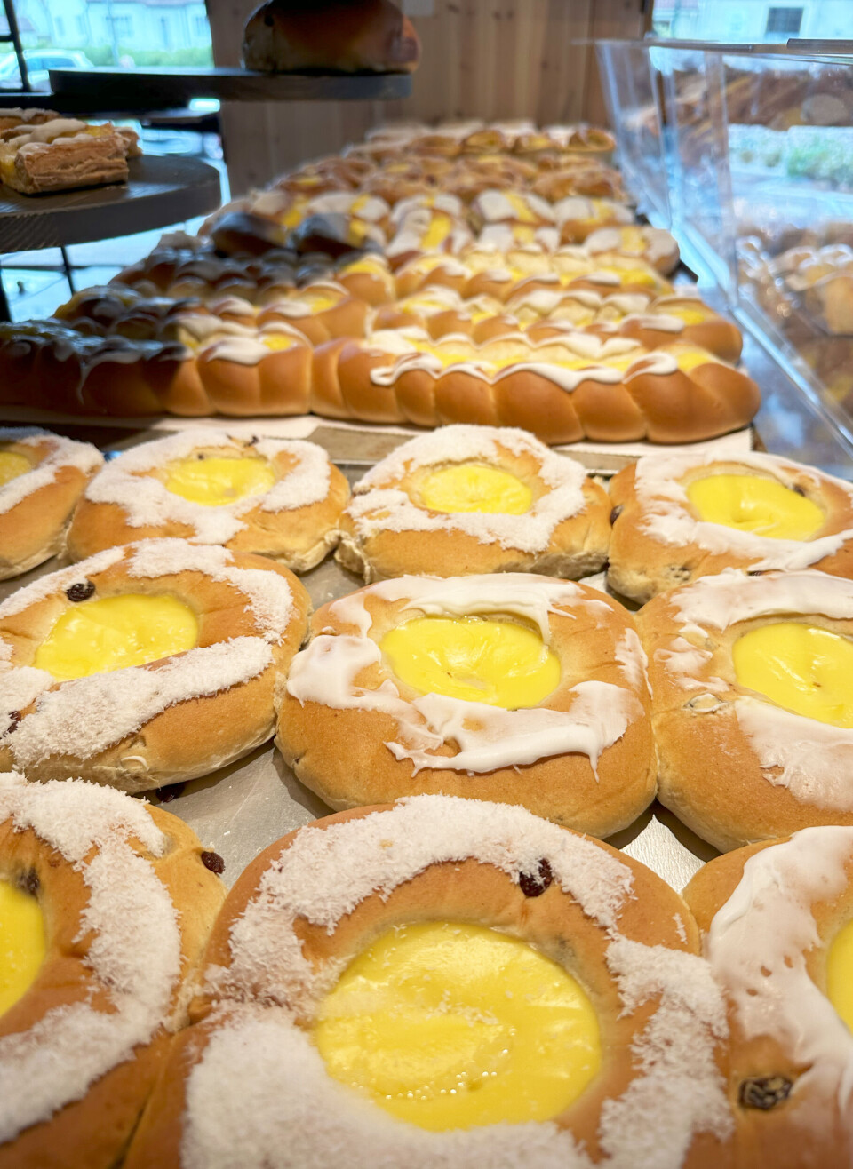 Varene går unna som, ja akkurat, varmt hvetebrød hos Moseid Bakeri.