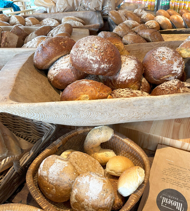 Varene i butikken er profilert på ulike måter, blant annet i gamle bakstetrau.