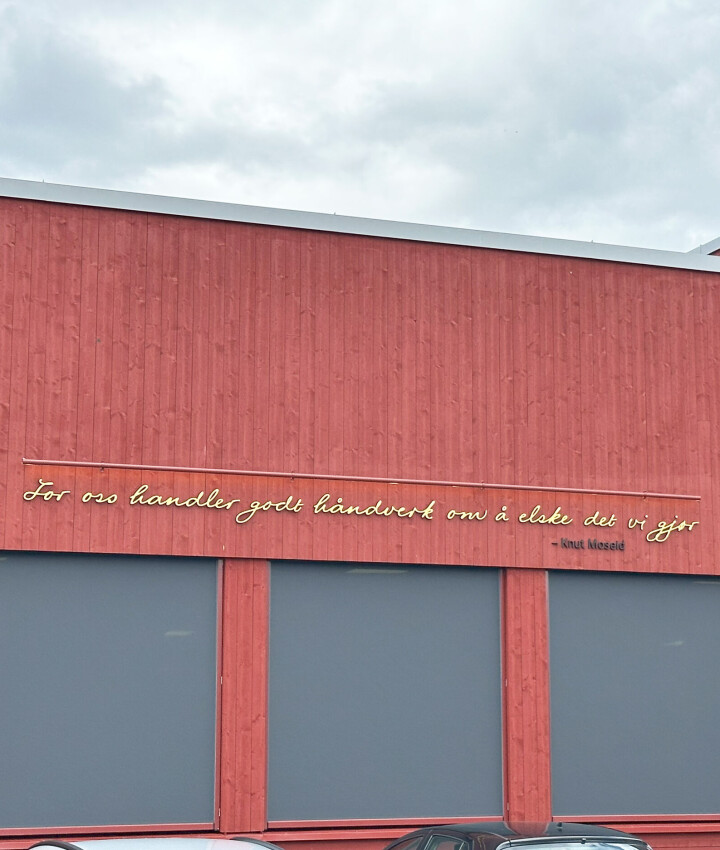 For oss handler godt håndverk om å elske det vi gjør, står på veggen på det nye bakeriet.