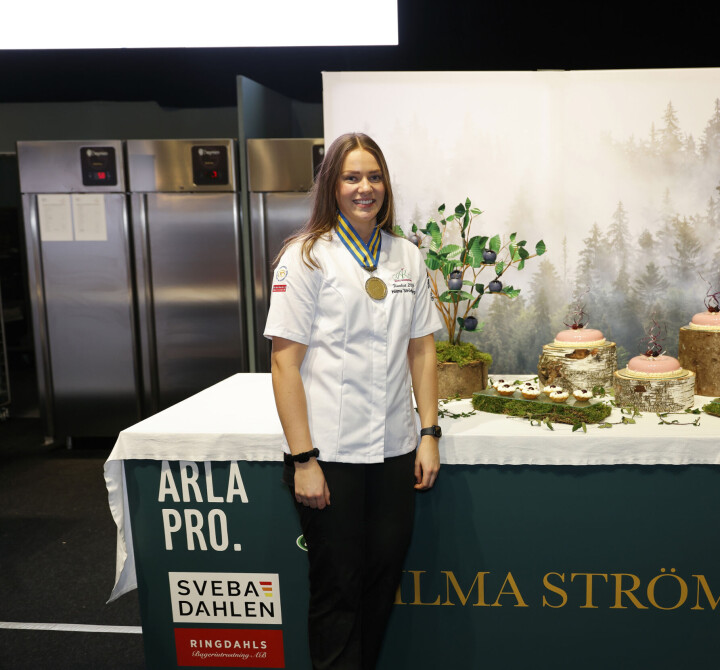 Årets Konditor 2024 i Sverige, Hilma Strömberg, med sine vinnerprodukter. Se nærbilder og få mer informasjon om de enkelte produktene nederst i saken.