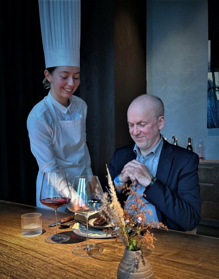 En innholdsrik meny hos Maaemo avsluttes med det søte punktum. Det står Sofie for. Her med en fornøyd gjest, for anledningen pappa Olav Grendstad.
