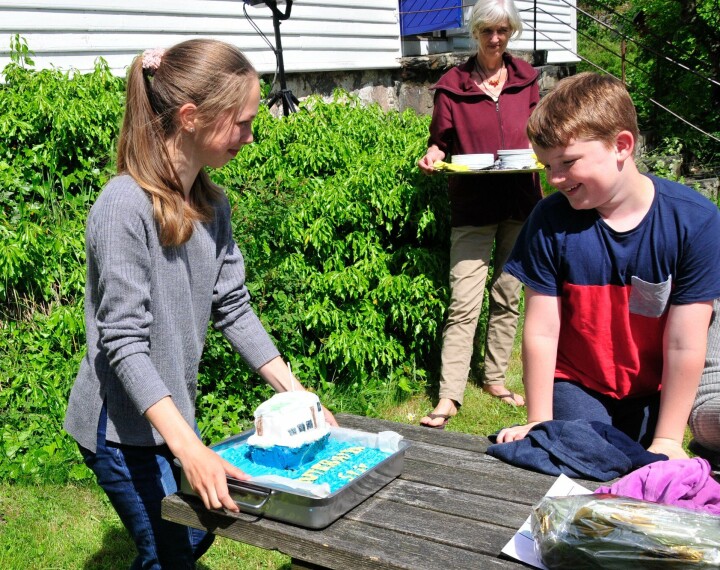 Allerede som 14 åring var Sofie aktiv med bakst. Her fra skolehuset i Ny Hellesund i forbindelse med Rutebåtens dag i 2017, med kake tilpasset anledningen.