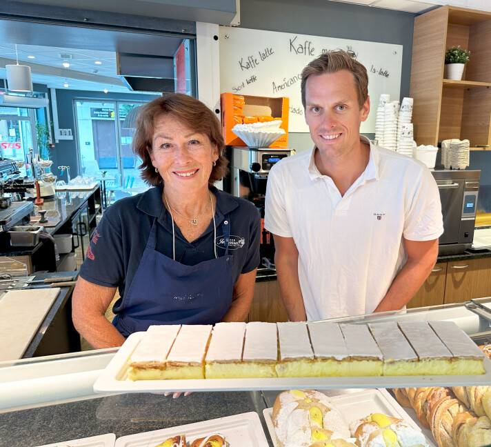 Mona Larvik Pedersen er en av mange som hver dag serverer Baker Jørgensen sine produkter. Her sammen med Peder Jørgensen.