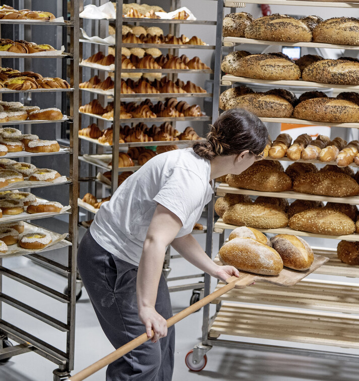 Det aller meste av brød produsert i bakeriet går ut av huset.
