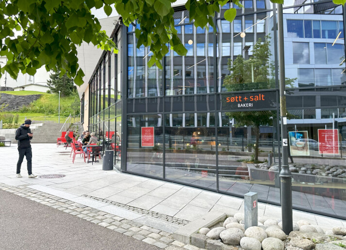 Det ser ut som et lite nabolagsbakeri. men i bakkant er det et volumbakeri som blant annet leverer burgerboller og kanelsnurrer i tusentall.