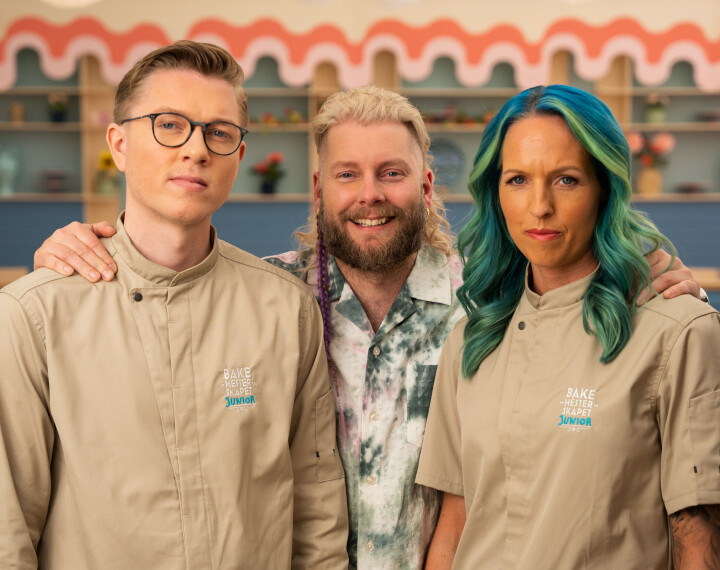 Bakemesterskapet junior ledes av NRK-profilen Morten Strand (i midten), mens kokk og konditor Henrik Falkensten og konditor Marthe Kilen er dommere.