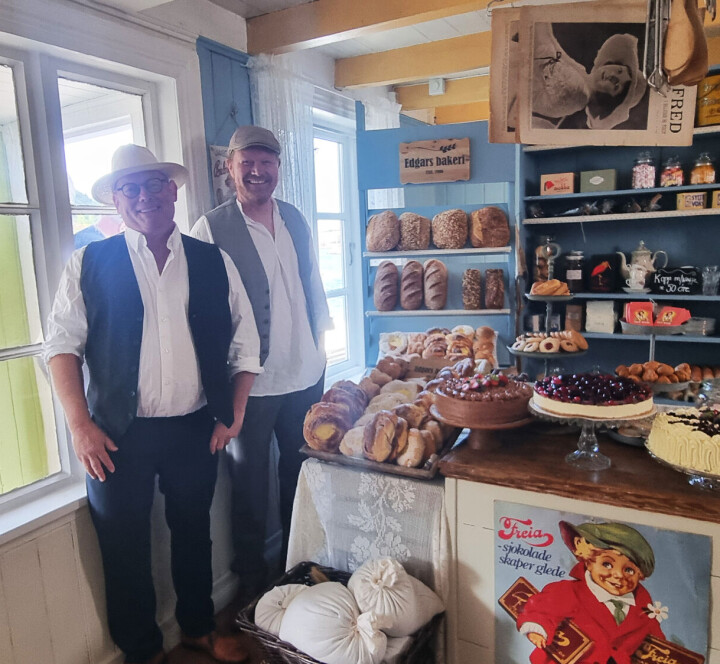 Rune Vindsetmo (til venstre) og Hans Inge Justnes (til venstre) i Edgard Bakeri leverte brød, hvetebakst og tidsriktige kaker til både produksjonsteamet og til markedets bakeriutsalg.