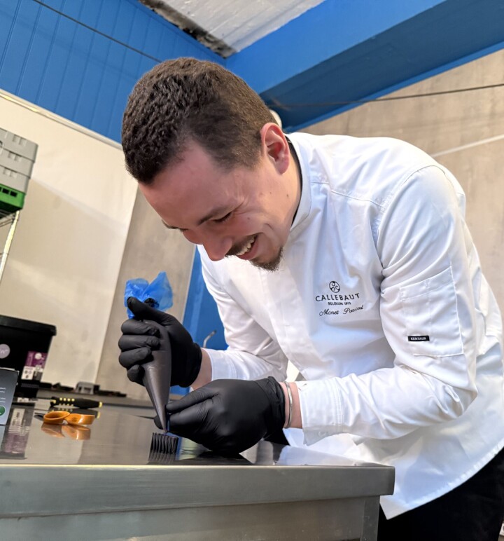 – Jeg har lært meg å designe og printe mine egne silikonformer, forteller Pascal Monet, som her fyller en av de minste han har laget med temperert sjokolade.