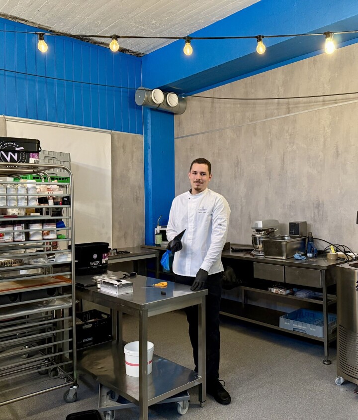 – Jeg har fått låne dette lokalet av mine gode venn, Théo Romer, som driver konditoriet Encore, forteller Pascal Monet.