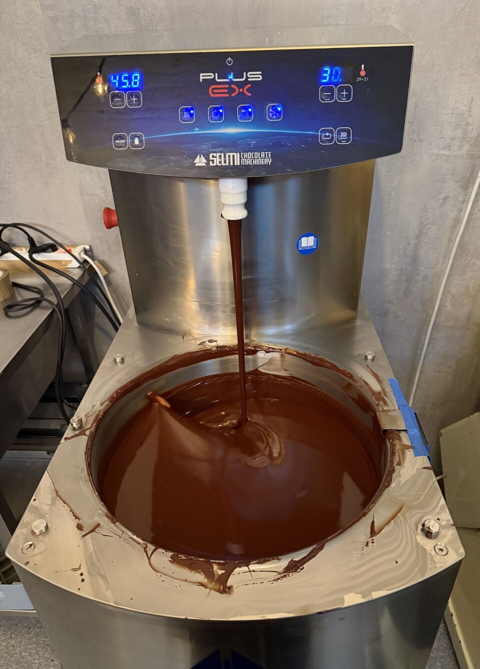 Pascal Monet har fått låne en tempereringsmaskin fra Primulator.