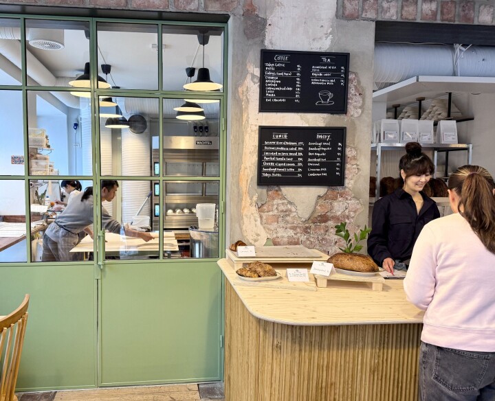 Bak de grønne glassdørene var det tidligere en restaurantbar. Nå er rommet omgjort til et lite håndverksbakeri.