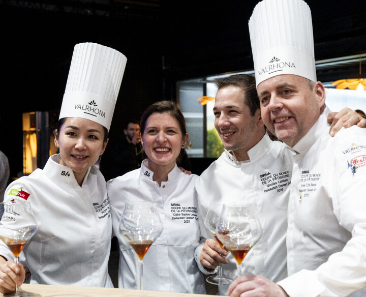 Sven Erik Renaa (t.h.) driver til daglig Restaurant RE-NAA i Stavanger.
