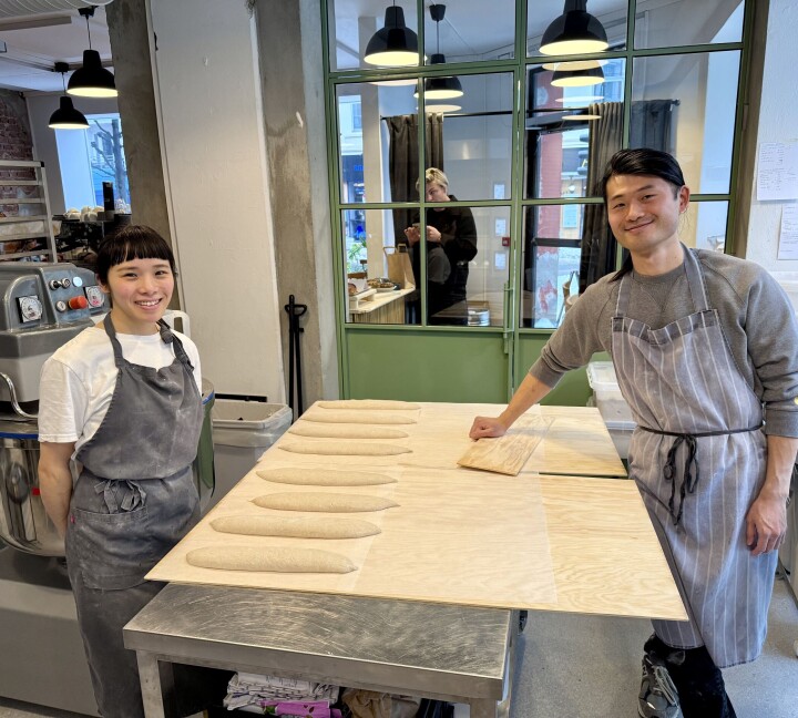 Tsukasa og Nozomi Miyawaki er delvis selvlærte innen bakerfaget. Hun er i tillegg utdannet kokk og konditor, mens han har lært mye av Martin Fjeld som driver Ille Brød. The Little Pickle, bakeri