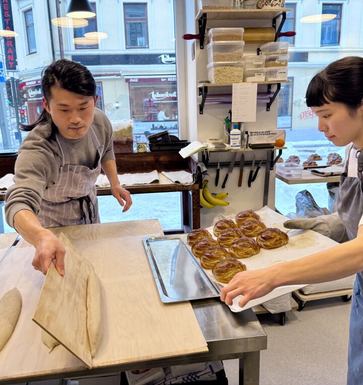 Tsukasa (t.v) og Nozomi Miyawaki kommer fra Japan, og tidligere drev de et håndverksbakeri i Tokyo. Nå er de ansvarlige for det nystartede bakeriet i Michelin-restauranten The Little Pickle i Oslo. Tsukasa og Nozomi Miyawaki
The Little Pickle