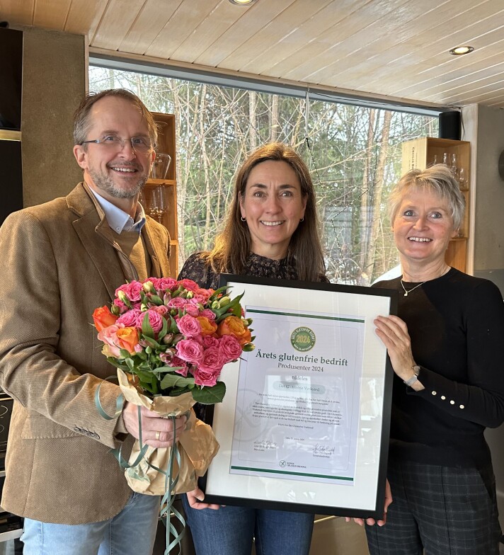 Det at innsatsen blir sett og satt pris på, betyr utrolig mye, sier Monica Hellmann, i midten. Norsk cøliakiforenings generalsekretær, Hans Otto Engvold, til venstre og juryformann Anette Årsland til høyre.