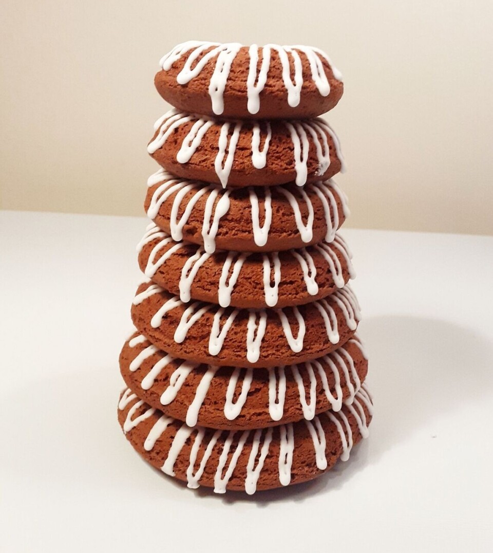 Det er vekten som teller: – Mens tradisjonelle kransekaker selges etter antall ringer, selges Crown Cakes etter vekt. En sjokoladekransekake skal veie cirka 500 gram, opplyser Jennifer Falck.