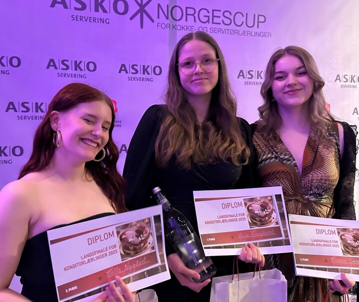 Anja Haugland (i midten) fra Sola Strand Hotel vant årets konkurranse for konditorlærlinger / unge konditorer under 23 år. Her sammen med Helle Nygård (til venstre) fra Sirkus Renaa som tok andreplassen og Hanne Gaudland fra Clarion Air, Sola, som tok tredjeplassen.