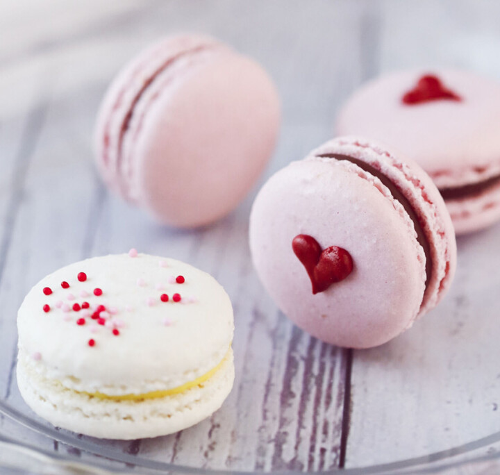 Småkakeriets morsdags- og valentinsdagspyntede makroner.
