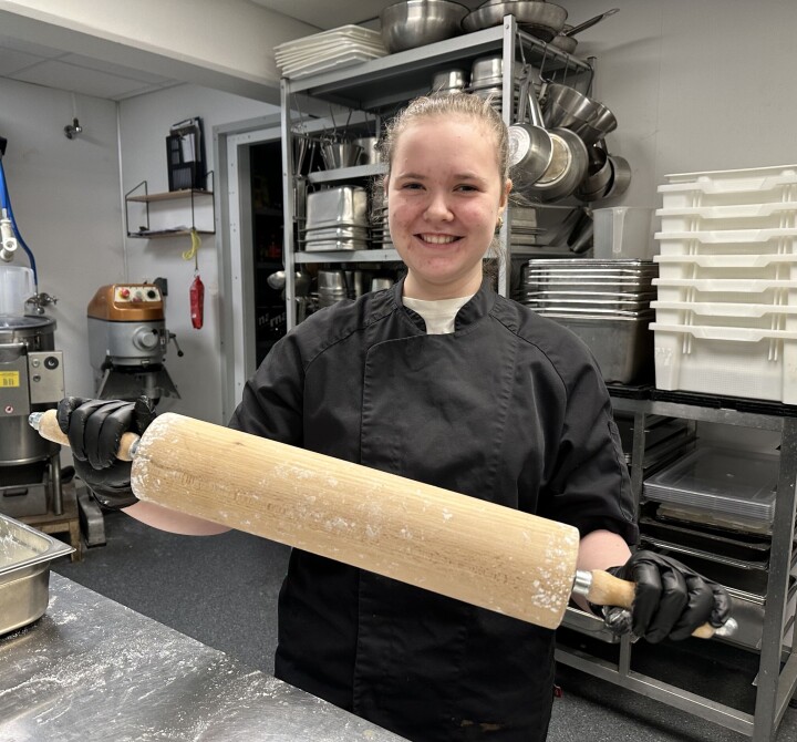 Ada Agathe Leinan Johannessen (17) er konditorlærling i Longyearbyen på Svalbard.
