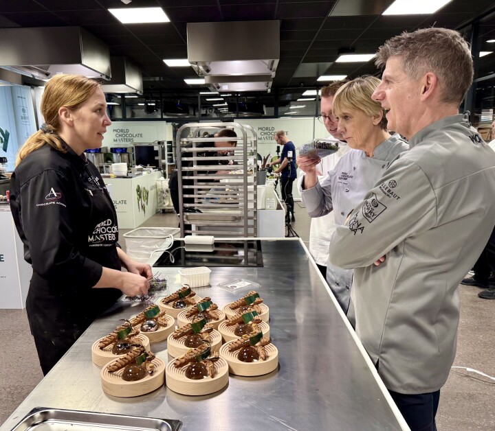 Caroline Mo Vik i samtale med juryformann Tor Stubbe, Julie Sharp fra Callebaut UK og Kent Madsen fra Callebaut Danmark.