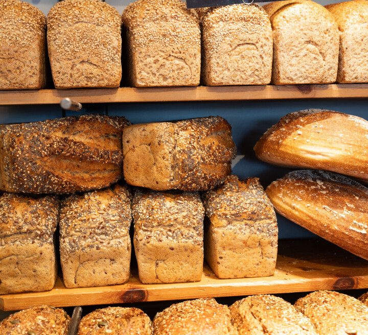 Ny forskning fra BreadRescuers-prosjektet viser at folk som ofte kjøper brød kaster mindre enn dem som ofte baker selv.