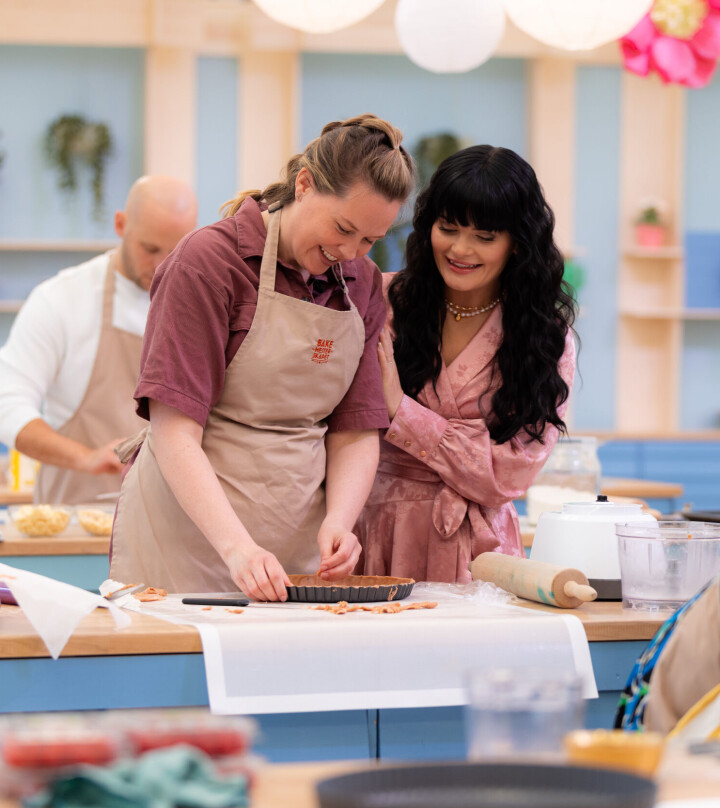 Annelin Skjei er en av deltakerne i Bakemesterskapet sesong 2. Her sammen med programleder Ulrikke Brandstorp.