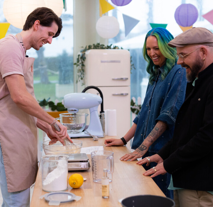 Hobbybaker Martin Søraa i samtale med dommerne Marthe Kilen og André Løvaas.