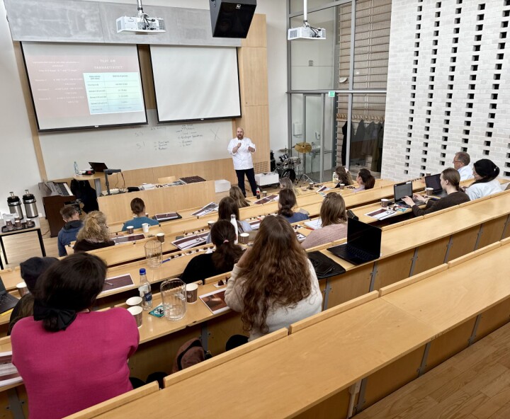 Morten Carlson hadde med seg konfekt produsert for tre måneder siden og fem dager gammel konfekt. Studentene lærte blant annet om hvordan smaken utvikler seg med DE 60 over tid.